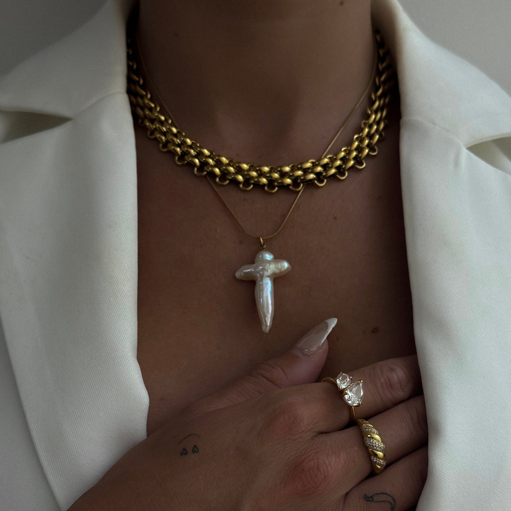 Zali Chunky Chain Necklace – 18k gold-plated bold interwoven chain with toggle clasp, luxe editorial statement jewellery.