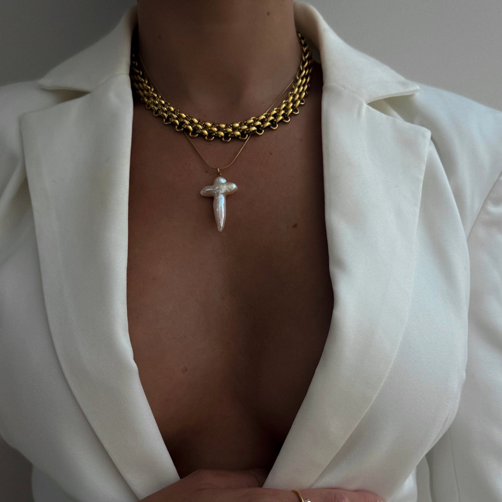 Zali Chunky Chain Necklace – 18k gold-plated bold interwoven chain with toggle clasp, luxe editorial statement jewellery.