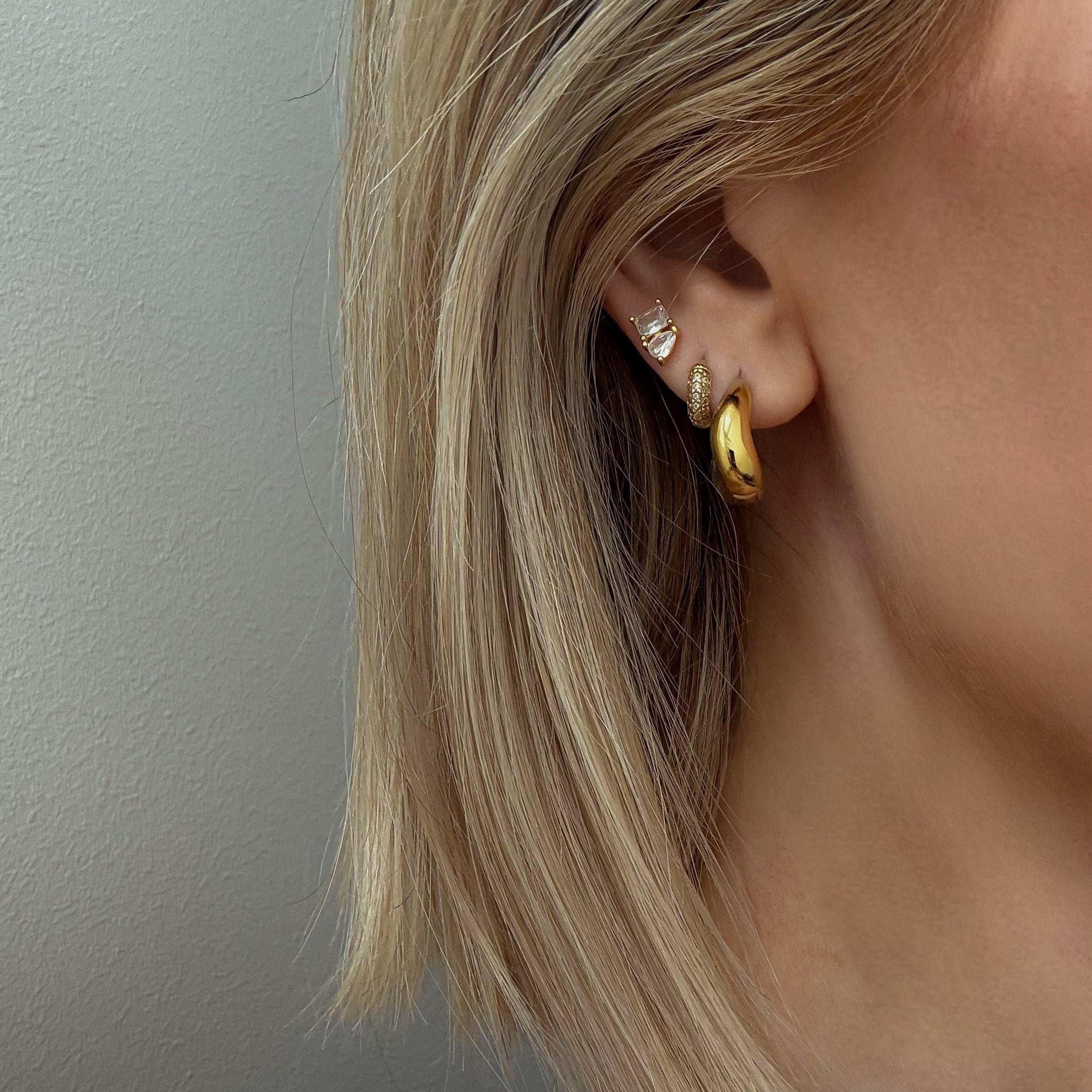 Mika Mini Huggie Earrings – 925 sterling silver with 18k gold plating and pavé detailing, small hoop earrings for everyday wear.