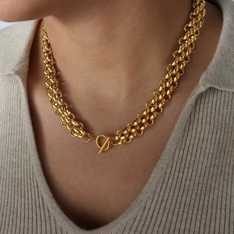 Zali Chunky Chain Necklace – 18k gold-plated bold interwoven chain with toggle clasp, luxe editorial statement jewellery.